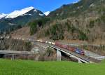 Re 421 388 und eine Re 6/6 mit einem Containerzug am 09.04.2015 auf der Intschireussbrücke.