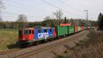 421 377-3 der SBB Cargo ist mit einem Containerzug am 16.4.2015 von Hof Richtung Reichenbach unterwegs.