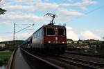 SBB Cargo/TXL Re 421 376-5 am 25.06.2014 mit einem ARS Altmann Autozug bei Mariaort auf der Donaubrücke.