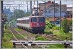 EC 195 mit der Re 421 392-2 aus Zürich fährt im Grenzbahnhof St.Margrethen ein.