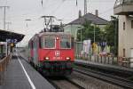 Am 30.07.2014 fuhr SBB Cargo/TXL Re 421 380-7 zusammen mit Wagenlok SBB Cargo/HSL Re 421 393-0 als Lokzug durch Müllheim (Baden) gen Basel.