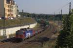 Bei Gluthitze fährt am 10.08.2015 die 421 391-4 mit Containern von Hamburg nach Hof gerade durch Plauen ob.