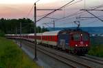 Re 421 394-8 fährt am späten Abend mit dem CNL Zürich HB nach Hamburg in Villnachern vorüber.Bild Juli 2015