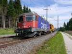 SBB - Re 4/4  421 390-6 mit Baumaschine unterwegs bei Lyssach am 05.10.2015