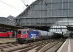 Re 421 391-4 von SBB Cargo zieht am 05.August 2015 einen Kesselzug durch den Bremer Hauptbahnhof.