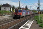 SBB/DB: Nordwärts fahrender Güterzug mit Doppeltraktion Re 421 von SBB CARGO bei Haltingen am 14.