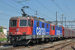 Doppeltraktion mit den Loks 421 381-5 und 421 384-9 durchfahren den Bahnhof Pratteln.