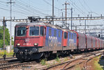 Doppeltraktion, mit den Loks 421 391-4 und 421 393-0 durchfahren den Bahnhof Pratteln.