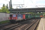 SBB Cargo/HSL Re 421 396-3 mit einem Containerzug aus dem Hamburg Hafen bei der Durchfahrt in Harburg gen Maschen.