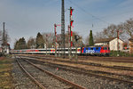 Die Re 421 371-6 verlässt mit einem Ic aus München nach Zürich HB den Inselort Lindau.Bild vom 16.3.2016