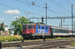 Re 421 383-1 durchfährt den Bahnhof Pratteln.