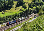 Re 421 288-0 von SBB Cargo verschwindet mit einem KLV in Richtung Süden, im Wattinger Kehrtunnel bei Wassen.