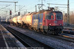 Berlin Schönefeld Flughafen, SBB Cargo E-Lok 421 387-2 (91 85 4421 387-2 CH-SBBC), mit Güterzug aus Kesselwagen, 2016,12,03