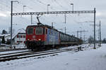 SBB: Der direkte Güterzug Wiler-Solothurn mit den Schlackenwagen von Oberburg und der Abfuhr der Papierfabrik Utzenstorf AG mit der Re 421 388-0 wartete am 16.