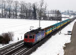 SBB: Aushubzug mit Wagen der Eberhart AG und Weiacher Kies AG mit der Re 421 374-0 unterwegs zwischen Selzach und Bettlach am 24.