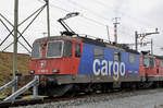 Re 421 389-8 wartet beim Güterbahnhof Muttenz auf den nächsten Einsatz.