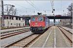 421 394-8 hat den EC 93 von Zürich HB nach Lindau Hbf gebracht und wartet auf einem Nebengeleise die Rückleistung ab.