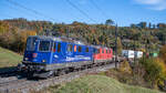 Re 421 371-6 ist zusammen mit Re 4/4 II 11339 unterwegs vom RBL nach Basel, aufgenommen in Villnachern AG am Vormittag des 23.10.2021.