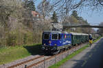 Sonderfahrt mit der Re 421 379-9 fährt vom Bahnhof Riehen Richtung Haltestelle Niederholzboden.