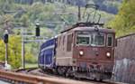 Die Re 425 176 fährt mit einem Autoleerzug in Schinznach den Bözberg hinunter.Bild vom 9.5.2017