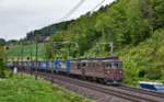 Eine Doppeltraktion der beiden BLS Lokomotiven Re 425 178 und Re 425 188 fahren in Tecknau mit einem LKW Walter Sattelaufliegerzug vorüber.Bild vom 11.5.2017