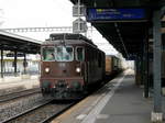 BLS - Re 4/4 178 mit Güterzug bei der durchfahrt im Bahnhof von Münsingen am 04.05.2017