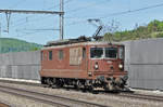 Re 425 192 durchfährt solo den Bahnhof Gelterkinden.