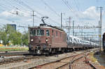 Re 425 191 der BLS durchfährt den Bahnhof Pratteln.