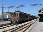 BLS - Re 4/4 180 und Re 4/4 185 vor Güterzug bei der durchfahrt im Bahnhof Gwatt am 10.05.2017