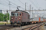 Re 425 193 der BLS durchfährt den Bahnhof Pratteln.