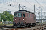 Re 425 175 der BLS durchfährt solo den Bahnhof Pratteln.