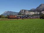 Die Re 425 170 mit einem Autozug am 11.10.2017 unterwegs bei Sargans.