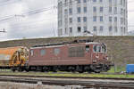 Re 425 170 durchfährt den Bahnhof Pratteln.