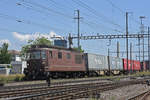 Re 425 174 der BLS durchfährt den Bahnhof Pratteln.