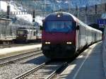 SBB  - Einfahrender IC im Bahnhof von Goppenstein mit Steuerwagen voraus und im Hintergrund eien Re 4/4 vor einem Autozug am 10.30.2007