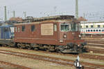 Re 425 182 der BLS ist in der Abstellanlage beim badischen Bahnhof abgestellt.