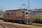 Re 425 172 der BLS steht in der Abstellanlage beim badischen Bahnhof.