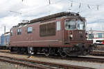 Re 425 174 der BLS steht in der Abstellanlage beim badischen Bahnhof.