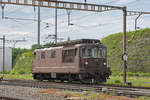 Re 425 177 wird auf einem Nebengleis beim Bahnhof Pratteln abgestellt.