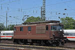 Re 425 190 der BLS, durchfährt den badischen Bahnhof.