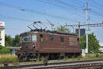 Re 425 178 der BLS durchfährt solo den Bahnhof Pratteln.