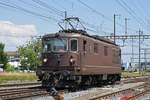 Re 425 176 der BLS durchfährt solo den Bahnhof Pratteln.