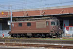 Re 425 186 der BLS steht auf einem Abstellgleis beim Bahnhof Pratteln.