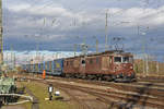 Doppeltraktion, mit den BLS Loks 425 181 und 425 178 durchfährt den badischen Bahnhof.