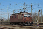 Re 425 170 verlässt die Abstellanlage beim badischen Bahnhof.