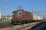 Re 425 175 der BLS durchfährt den Bahnhof Pratteln.