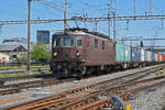 Re 425 172 der BLS durchfährt den Bahnhof Pratteln.