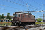 Re 425 185 der BLS durchfährt den Bahnhof Pratteln.