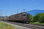 Doppeltraktion, mit den BLS Loks 425 176 und 425 189, fährt Richtung Bahnhof Itingen.