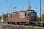 Re 425 192 der BLS durchfährt den badischen Bahnhof.